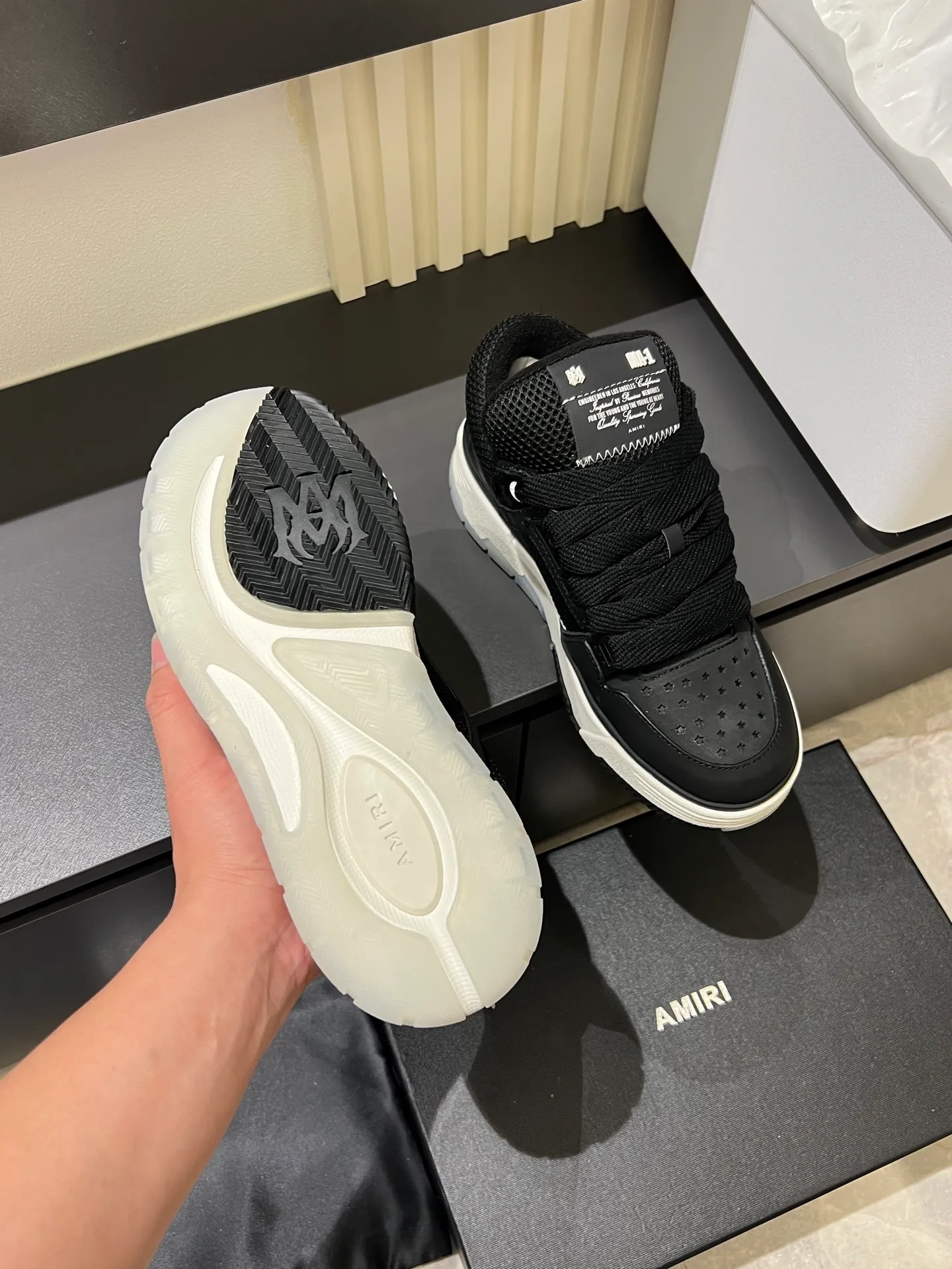 Men's shoes 💰p680 [AMIRI] 2025 spring and summer series new sneakers, new 🆕 bread shoes, bread shoes have a very special big tongue design, thickened outsole, rounded toe, oversized rubber sole and perforated star details, whoever wears them will look better! The appearance is responsible, the feet are retro and handsome! Size: 38-45